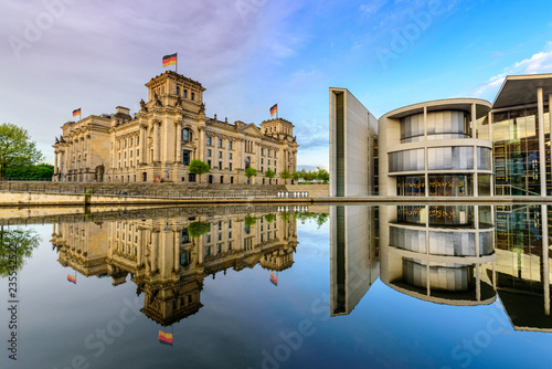 Spiegelung des Reichstages in der Spree