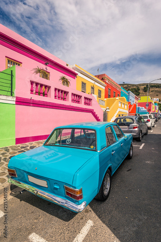 Fotografie Buntes Auto in einer farbenfrohen Straße im Bo-Kaap
