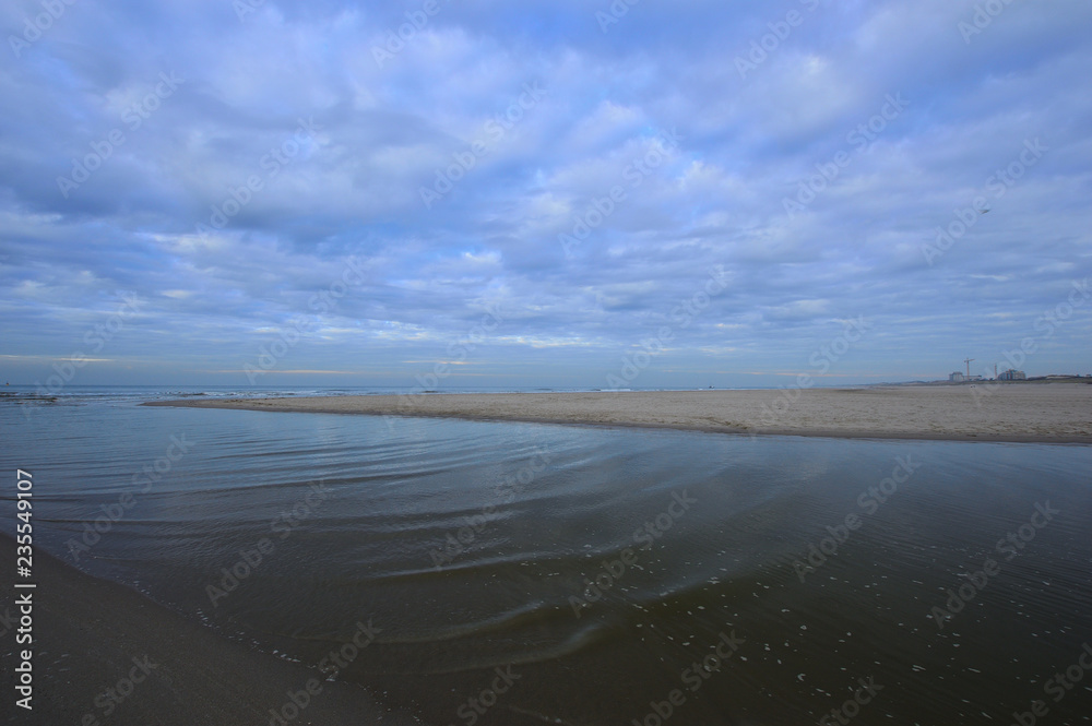 Nadmorskie wybrzeże, plaża i morze pod niebieskim niebem z chmurami. Nadmorskie wybrzeże, plaża i morze pod niebieskim niebem z chmurami.