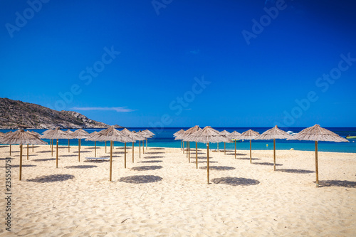 Fototapeta Naklejka Na Ścianę i Meble -  Sonnenschirme am Strand