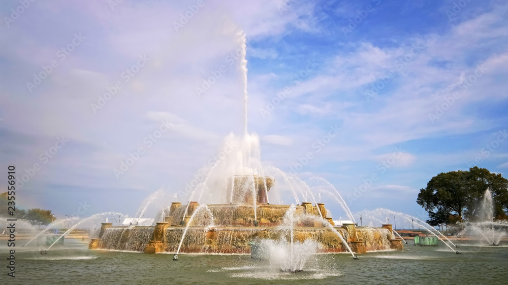 Fototapeta premium Buckingham Fountain at Grant Park in Chicago, Illinois