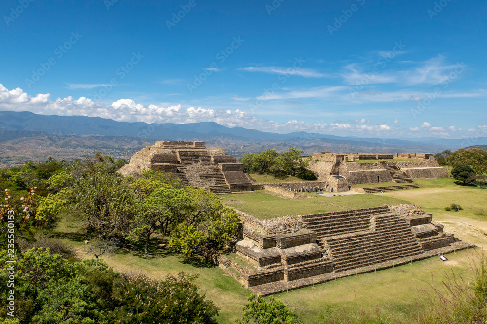 Naklejka premium Piramidy na Monte Alban niedaleko Oaxaca w Meksyku