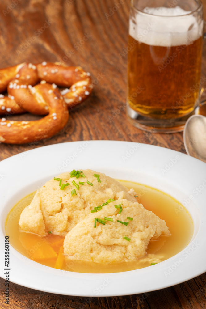 Nahaufnahme einer bayerischen Grießknödelsuppe
