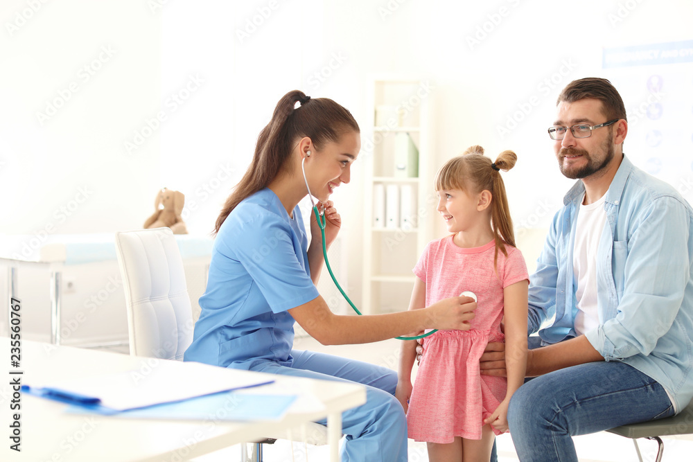Obraz premium Children's doctor examining little girl with stethoscope in hospital