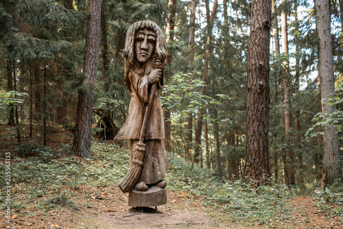 Foto JUODKRANTE, LITHUANIA - AUGUST, 2018: Old wooden sculpture statue portrait, Witch Hill park, Juodkrante, Curinian spit, Lithuania