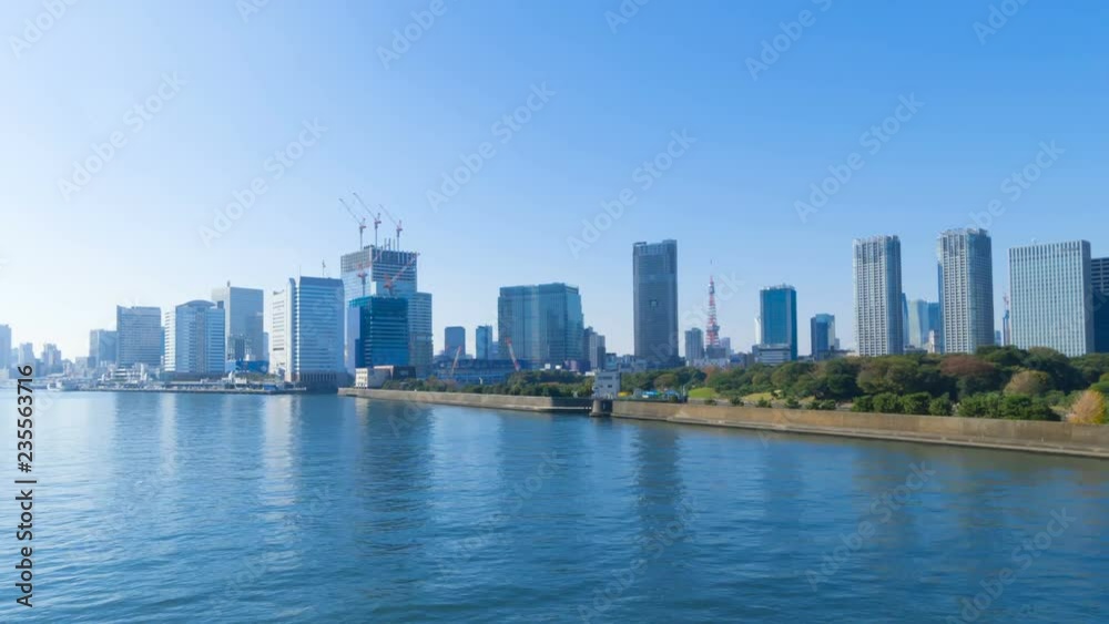 東京・モーションタイムラプス・ビル群　東京湾　4K ズームアウト