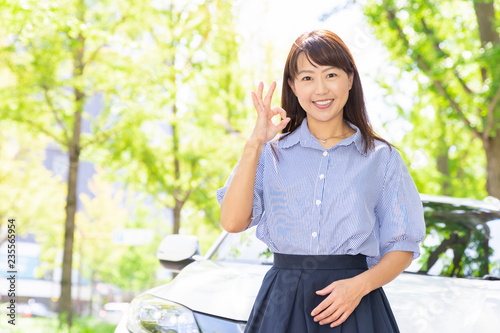 Free Download ミドル女性と自動車 - GFXLoad