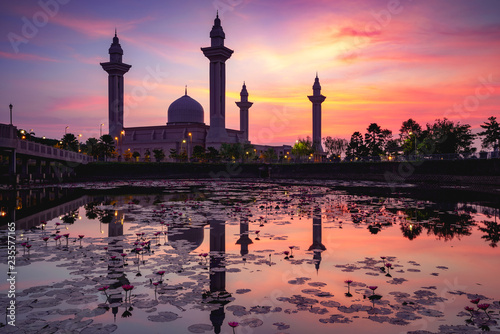 Photography The tengku ampuan jemaah mosque or bukit jelutong mosque during beautiful sunris