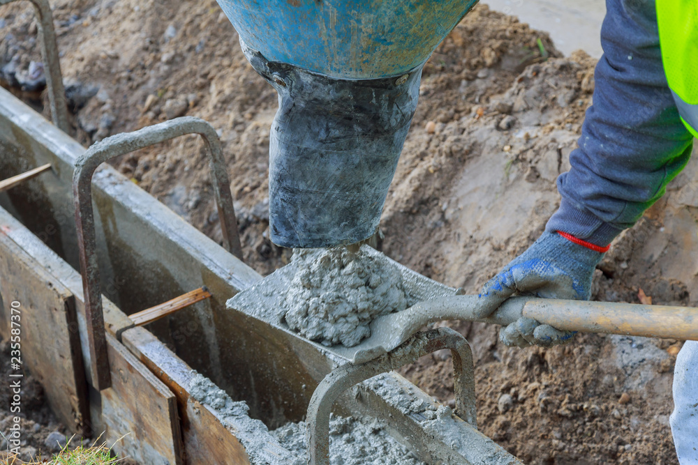 Obraz premium Pouring cement during upgrade to residential street