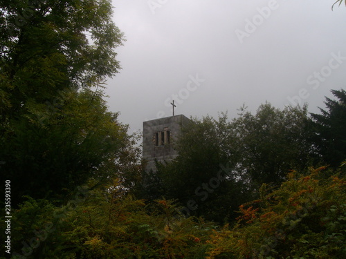 Verlassene Militärkirche in der Natur