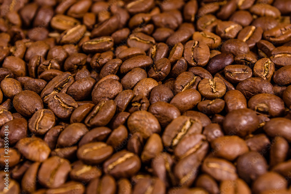 Naklejka premium Background of many roasted coffee beans. Selective focus
