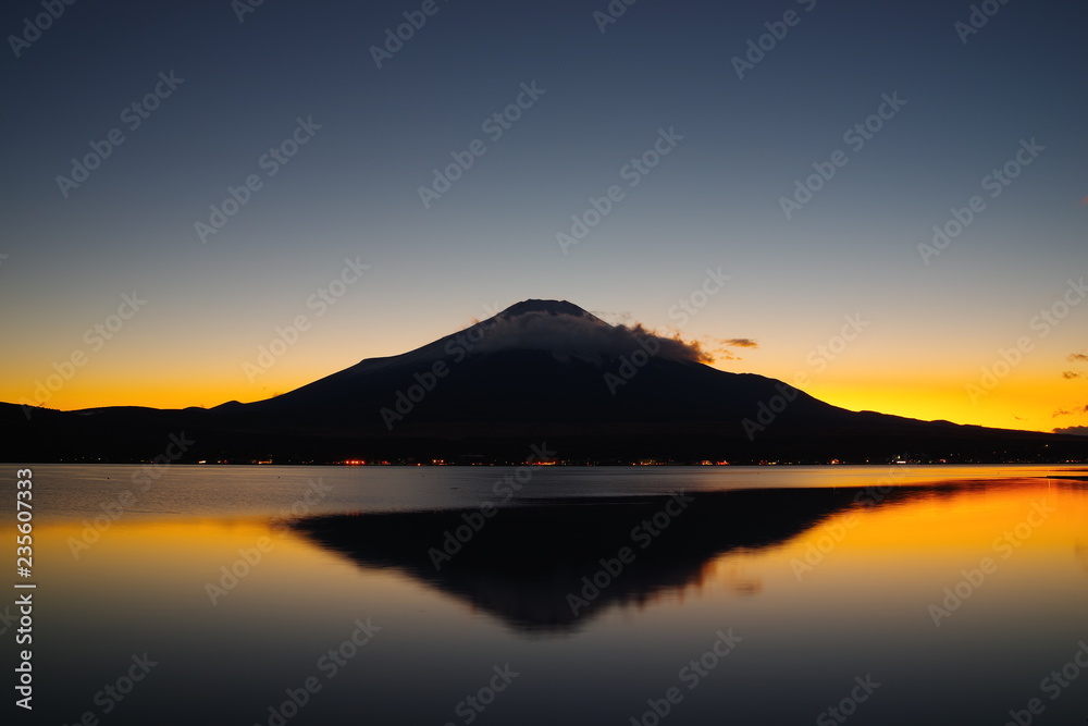 山中湖から望む夕暮れの富士