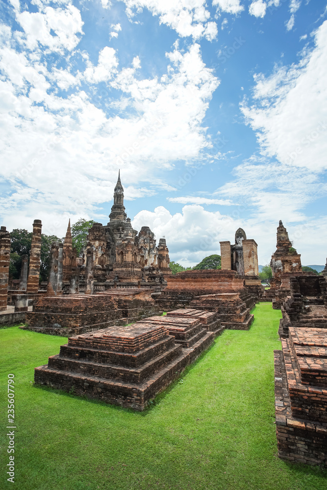Fototapeta premium Wat Mahathat or Mahathat Temple in Sukhothai Historical Park