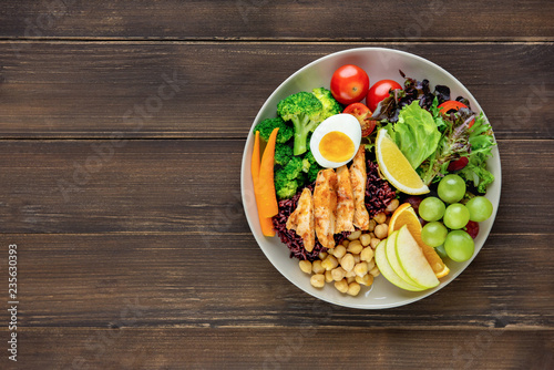 фотографія Clean food with mixed vegetable and fruit salad on wood table background