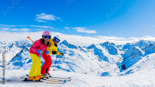 Szczęśliwa rodzina cieszy się zimowe wakacje w górach, Val Thorens, 3 doliny, Francja. Zabawa ze śniegiem i słońcem w wysokich górach. Ferie.