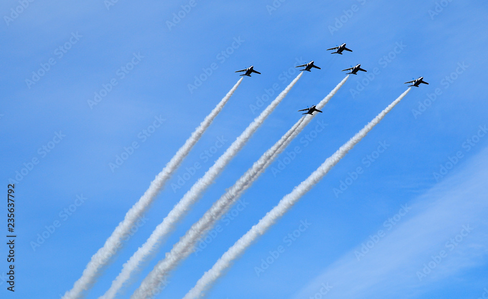 ブルーインパルス アクロバット飛行 飛行機雲 Stock 写真 Adobe Stock