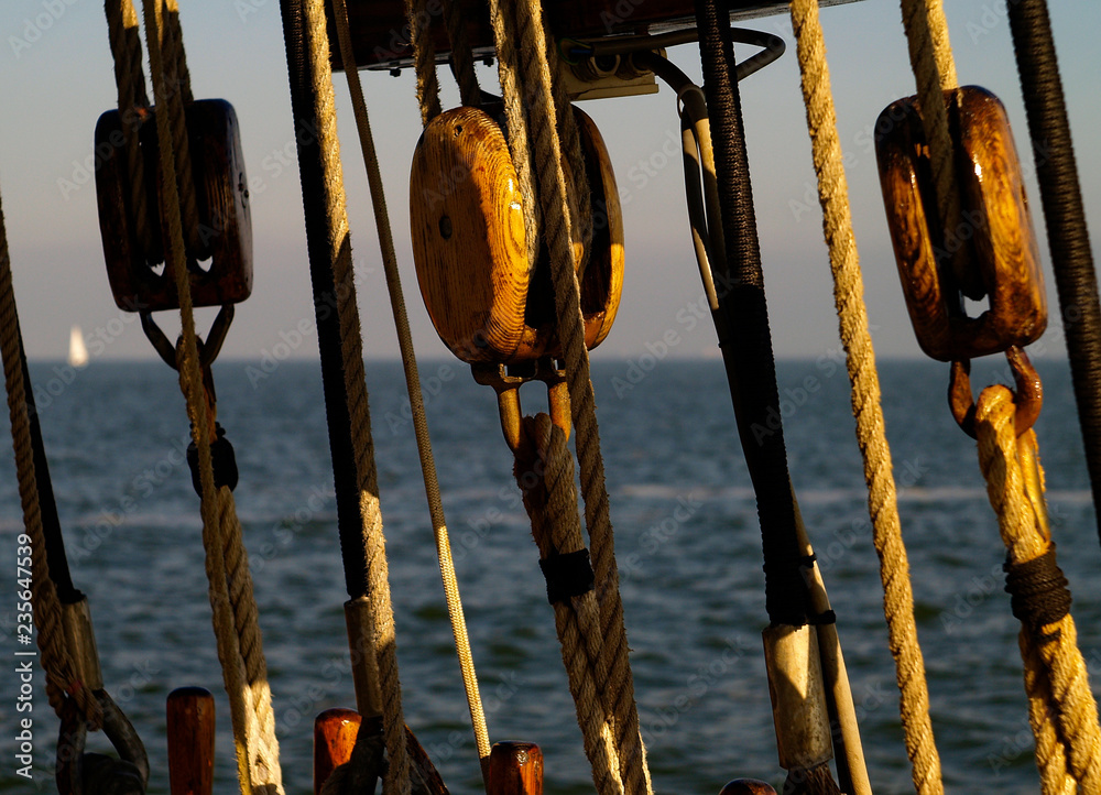 Naklejka premium Plattbodenschiff auf der Nordsee. Nahaufnahme der Takelung