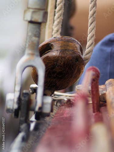Plattbodenschiff auf der Nordsee. Nahaufnahme der Takelung