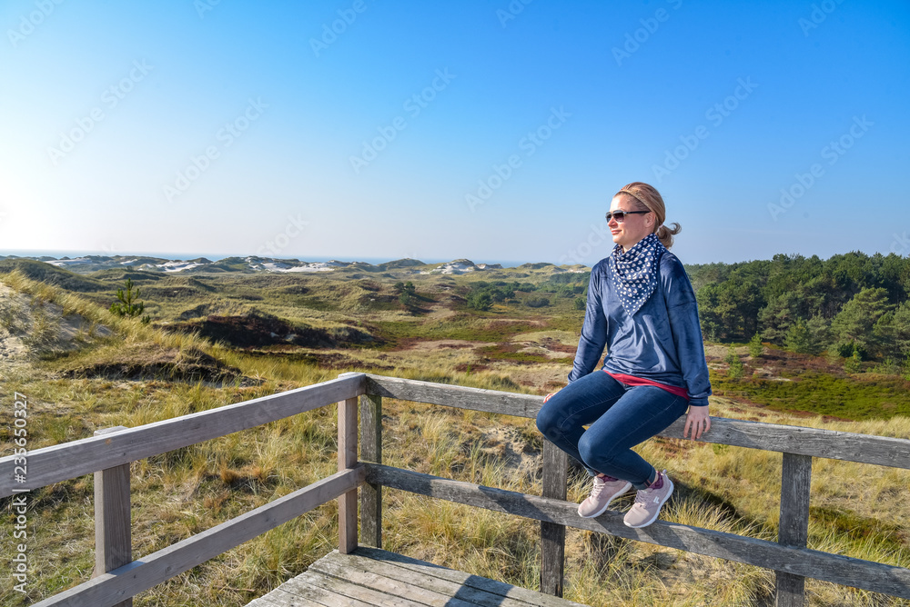 Frau in Aussichtsdüne / Insel Amrum Frau in Aussichtsdüne / Insel Amrum