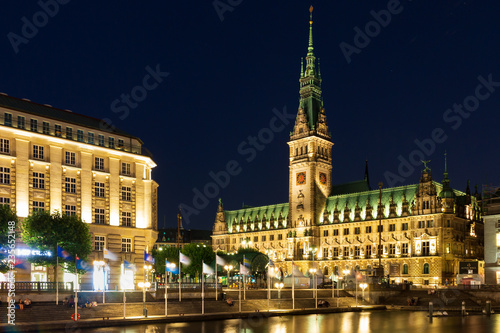 Hamburger Rathaus zur blauen Stunde © joerghoffmann