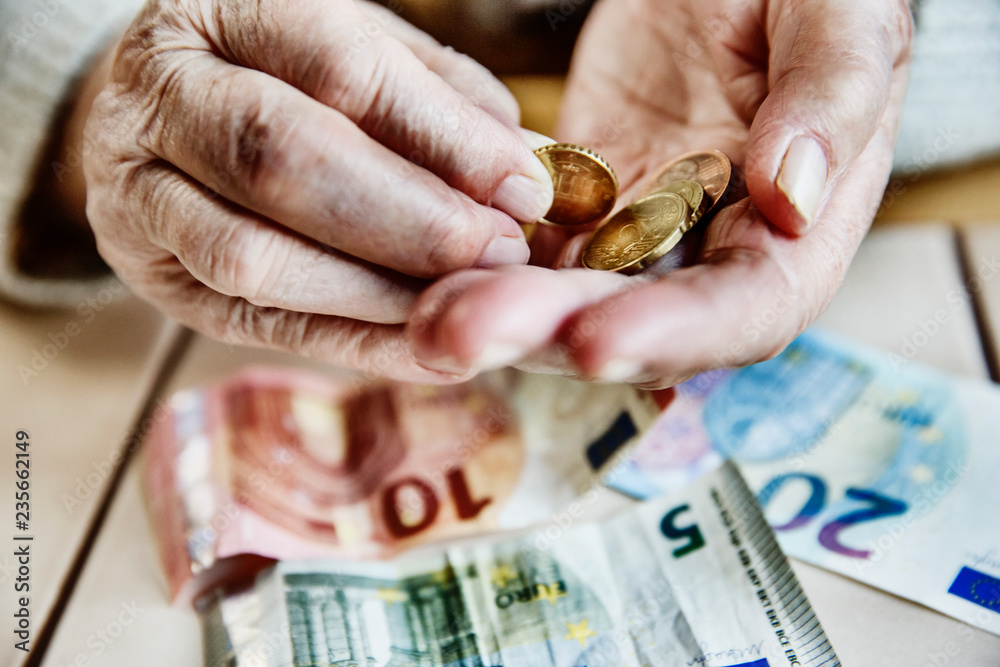 Poster Seniorin, Euro, Geld, zählen – Wandbild