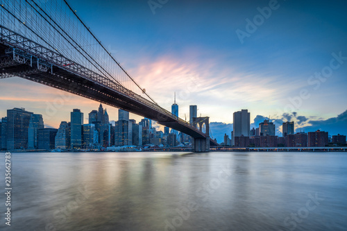 Manhattan skyline mit Brooklyn Bridge, New York City, USA © eyetronic