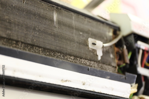 汚れたエアコン