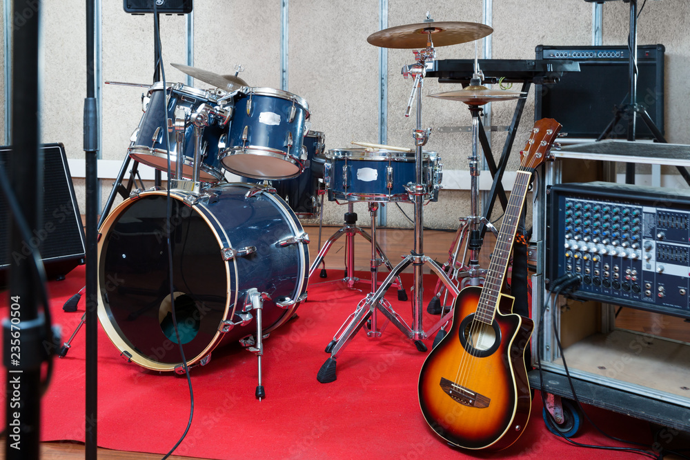 Fototapeta premium Sprzęt Backline w pustym studiu nagraniowym