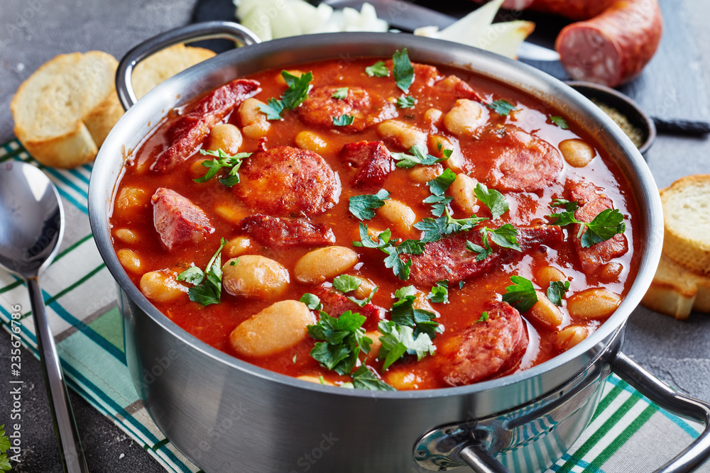 Fotografie hearty beans stew in a pot