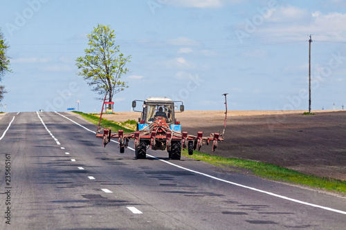 Obraz na płótnie Tractor on the country road w salonie