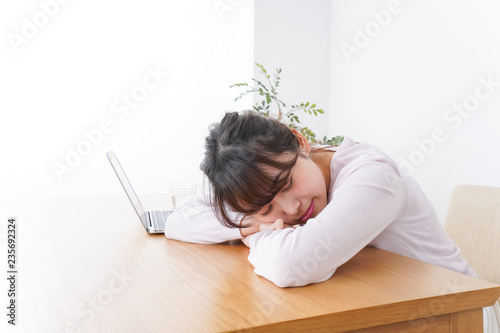体調不良の女性