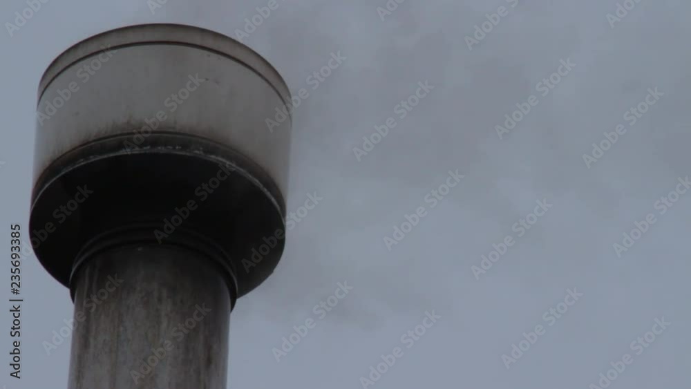 Chimenea con humo en dia nublado