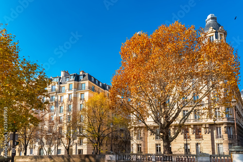 Paris, beautiful buildings, typical facades in autumn, at Bir-Hakeim bridge   © Pascale Gueret