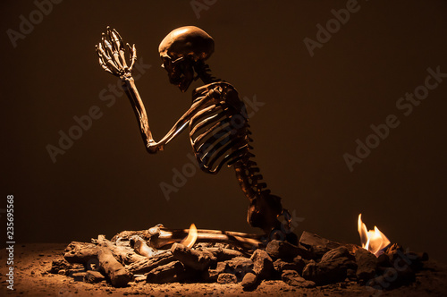 Fotografía Taksim, Istanbul/Turkey - February 8, 2014: Human skeleton praying on fire