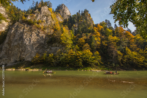 Spływ tratwami flisackimi na Dunajcu w Pieninach,Polska,Słowacja. photo