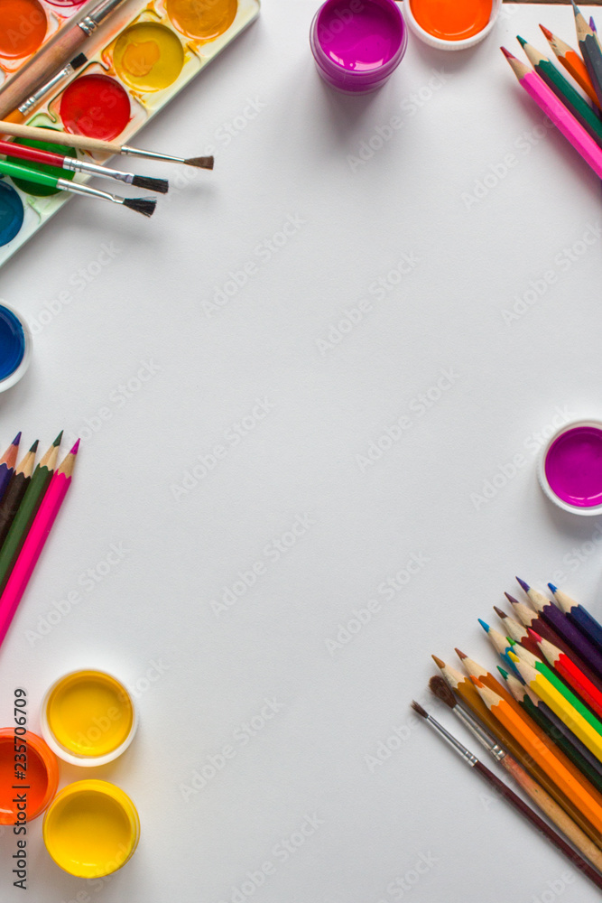 Naklejka premium Painting supplies and paper on the table.