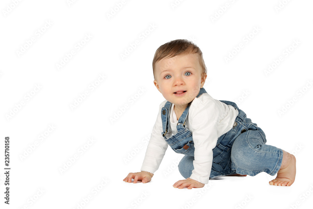 Kleines Kind krabbelt auf weißem Untergrund Kleines Kind krabbelt auf weißem Untergrund