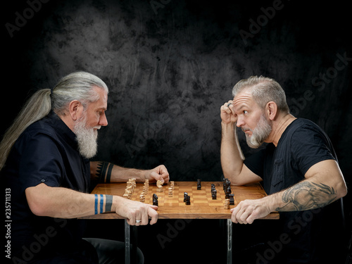 Zwei Männer spielen Schach photo