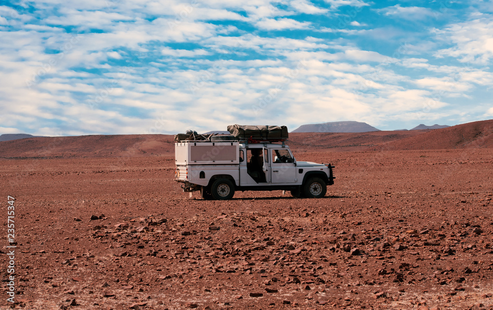 Allrad Geländewagen in der Steinwüste vom Etosha-Nationalpark vom in Namibia, Südafrika 
