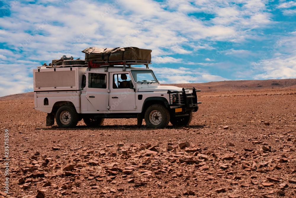Allrad Geländewagen in der Steinwüste vom Etosha-Nationalpark vom in Namibia, Südafrika 