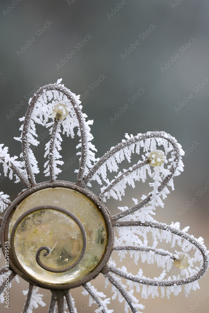 Obraz premium Gartendeko mit Rauhreif im Winter