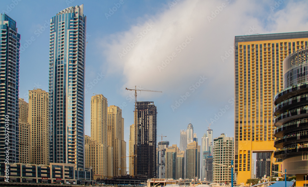 Fototapeta premium Skyline von Dubai am Tag