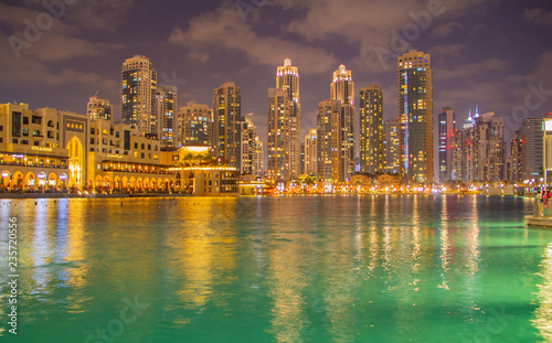 Skyline von Dubai in der Nacht als Nachtaufnahme