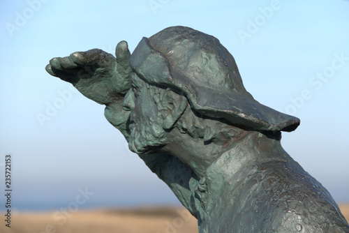 Statue eines Fischers am Deich in Cuxhaven Sahlenburg