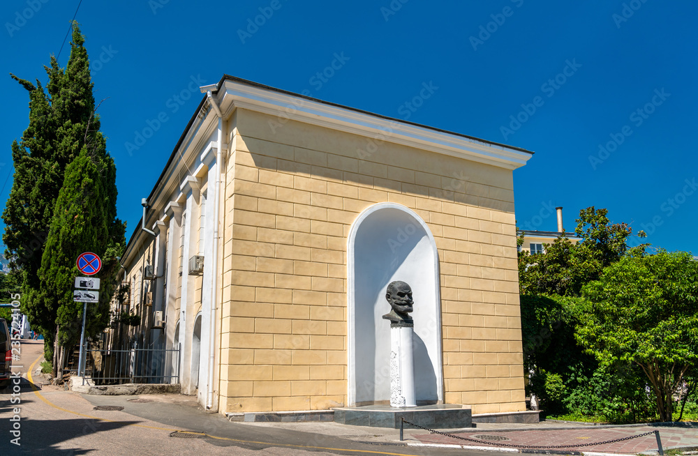 Fototapeta premium Statue of Ivan Pavlov in Yalta, Crimea