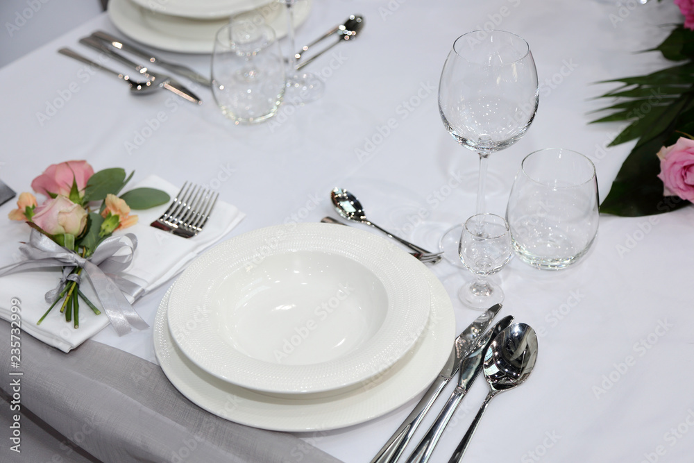 Piękna zastawa stołowa na stole bankietowym, ślub, wesele. Stock Photo |  Adobe Stock