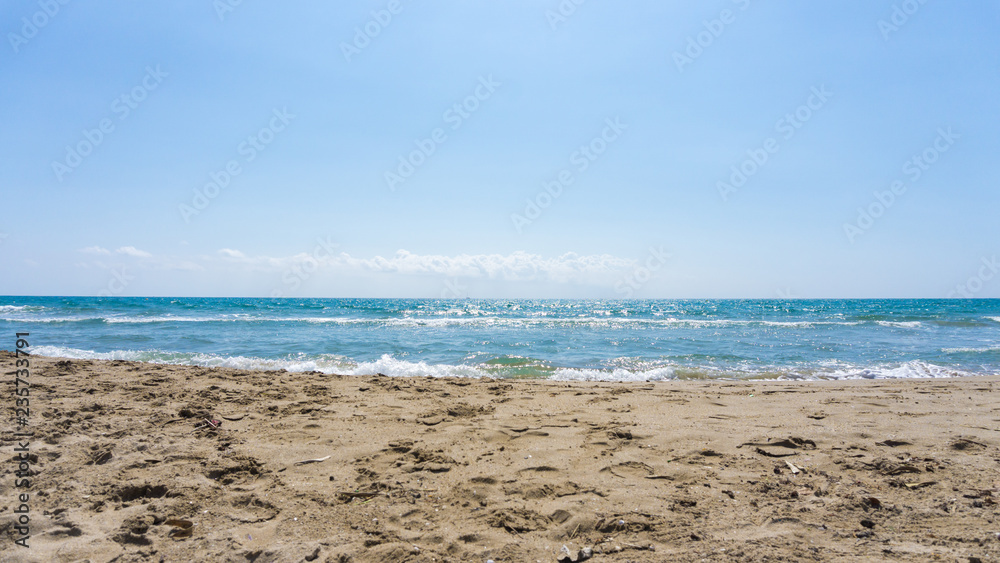 Leerer Strand bei schönem sonnigen Wetter Leerer Strand bei schönem sonnigen Wetter