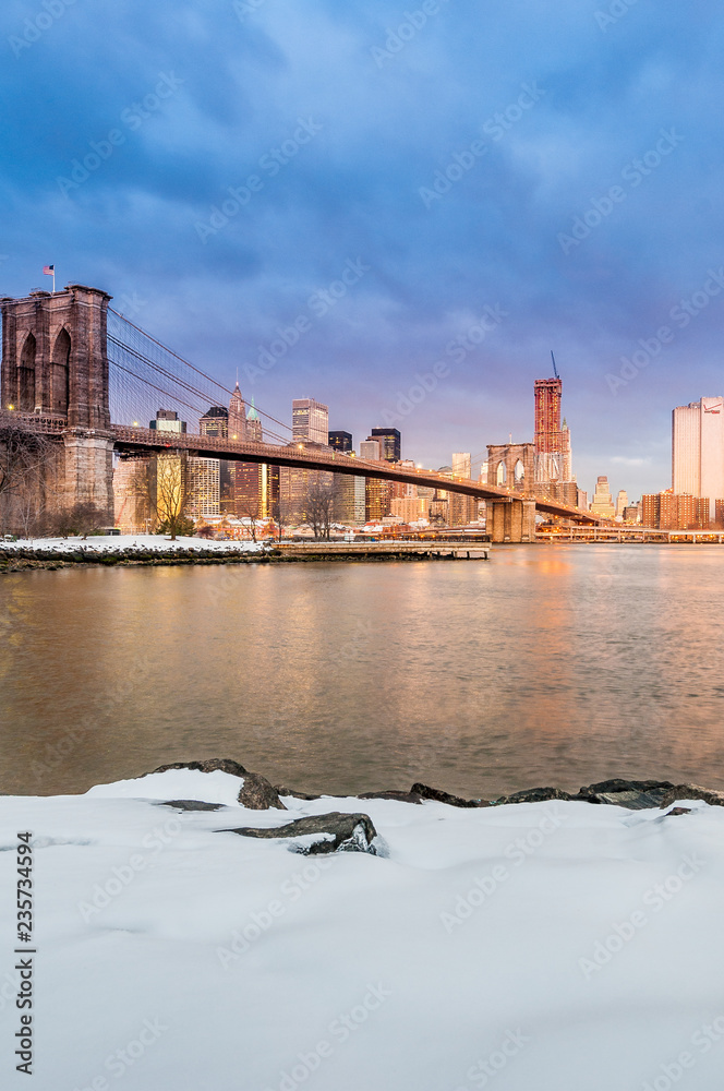 Fototapeta premium Manhattan Skyline from Pebble Beach in Brooklyn, United States.