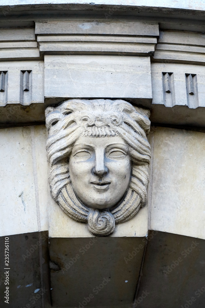 visage sculpté sur façade de pierre