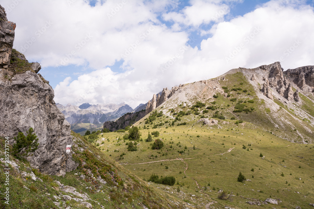 Fototapeta premium Besteigung des Piz Daint vom Ofenpass, vorbei am Il Jalet über den Westgrad auf den Gipfel (2968m) und zurück. Abzweigung bei Davo Plattas von oben. Blick auf Il Jalet.